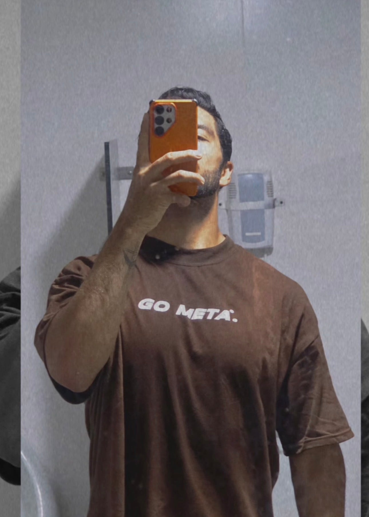 Playera Meta Oversize  Color chocolate.